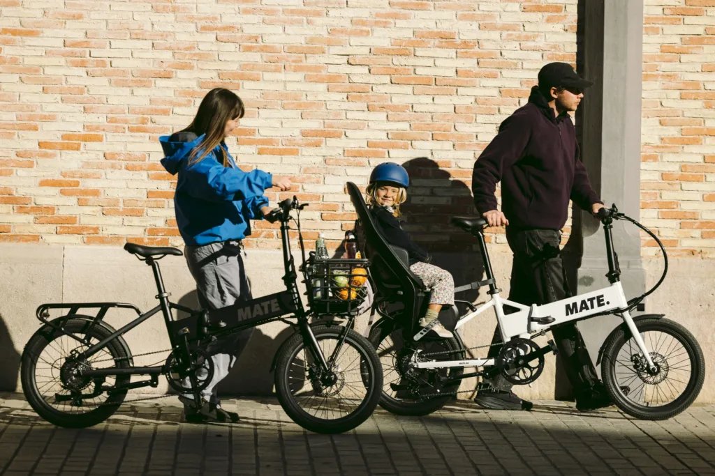 Familie mit Kind fährt gemeinsam mit MATE E-Bikes kaufen GO+ durch die Stadt