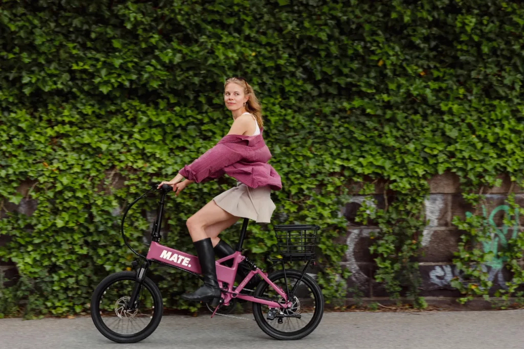 Mädchen im Park mit MATE E-Bikes kaufen Modell Icon in Rosa