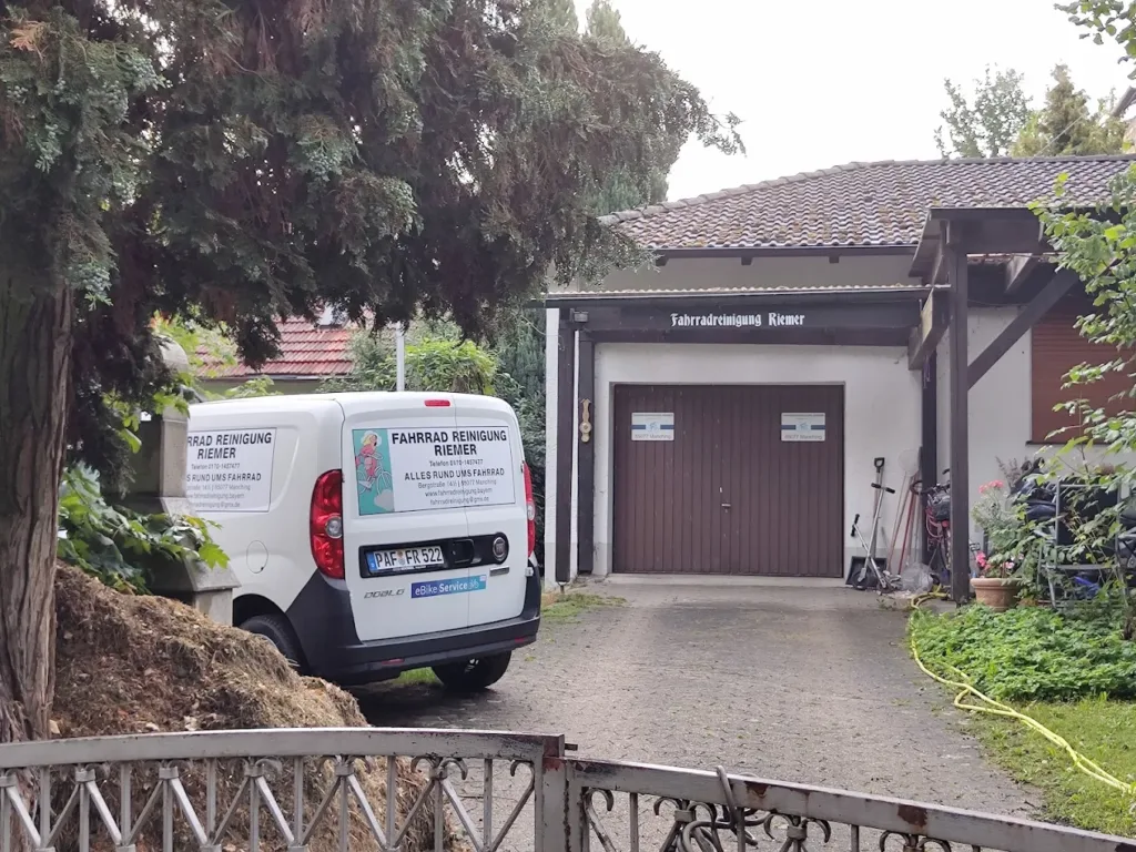 E-Bikes kaufen in Manching - Außenansicht von Fahrradreinigung Riemer mit Eingangsbereich