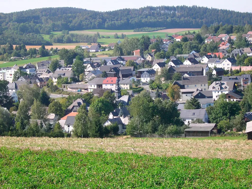E-Bikes kaufen in Issigau - Panorama der Gemeinde mit Blick auf die umliegende Landschaft