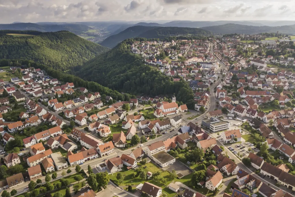 E-Bikes kaufen in Meßstetten - Blick über die Stadt mit Häusern und Grünflächen