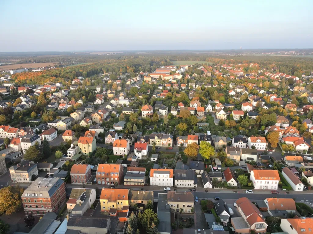 E-Bikes kaufen in Naunhof - Panorama der Kleinstadt mit Blick auf die umliegende Natur