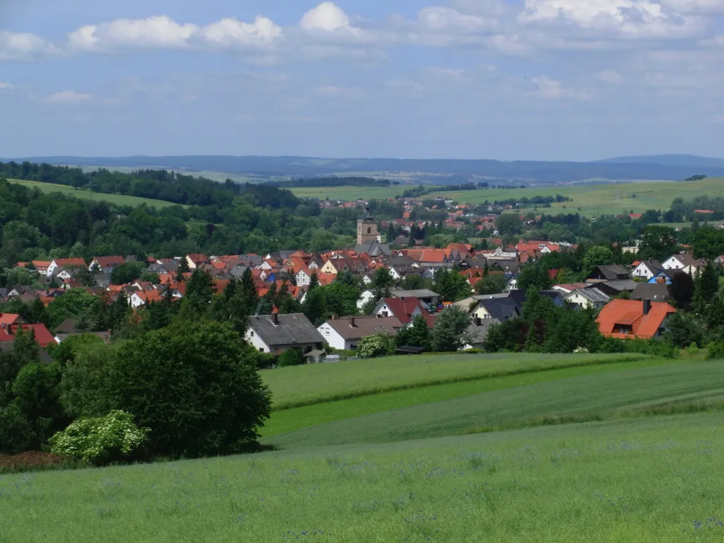 E-Bikes kaufen in Neukirchen - Panorama der Gemeinde mit Blick auf die umliegende Landschaft