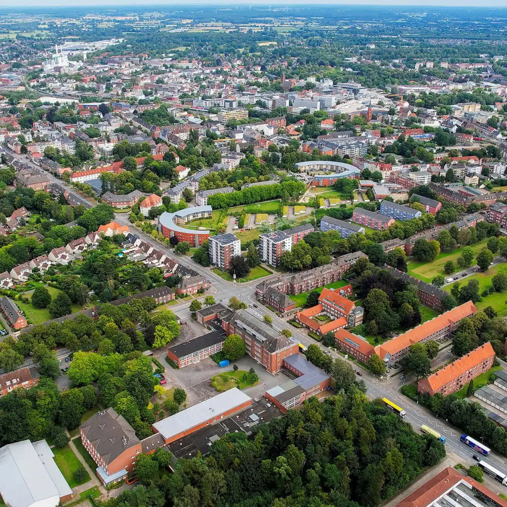 E-Bikes kaufen in Neumünster - Blick über die Stadt mit Straßen, Häusern und Grünflächen
