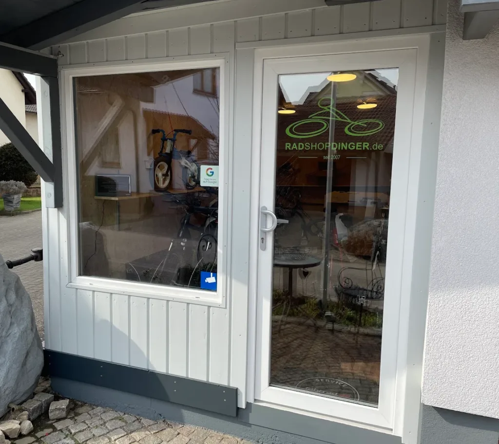E-Bikes kaufen in Offenburg - Außenansicht vom Rad-Shop Dinger mit Eingangsbereich