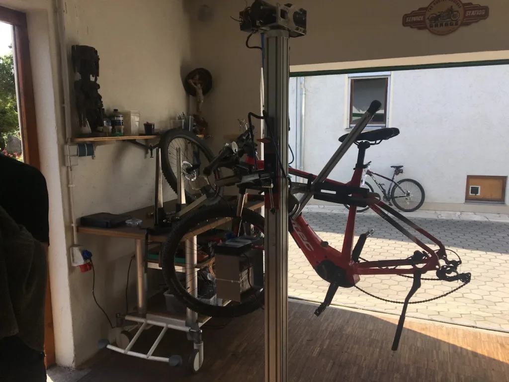 E-Bikes kaufen in Parkstetten - Ladenansicht von Zweiradwerkstatt Bischer mit E-Bike Ausstellung