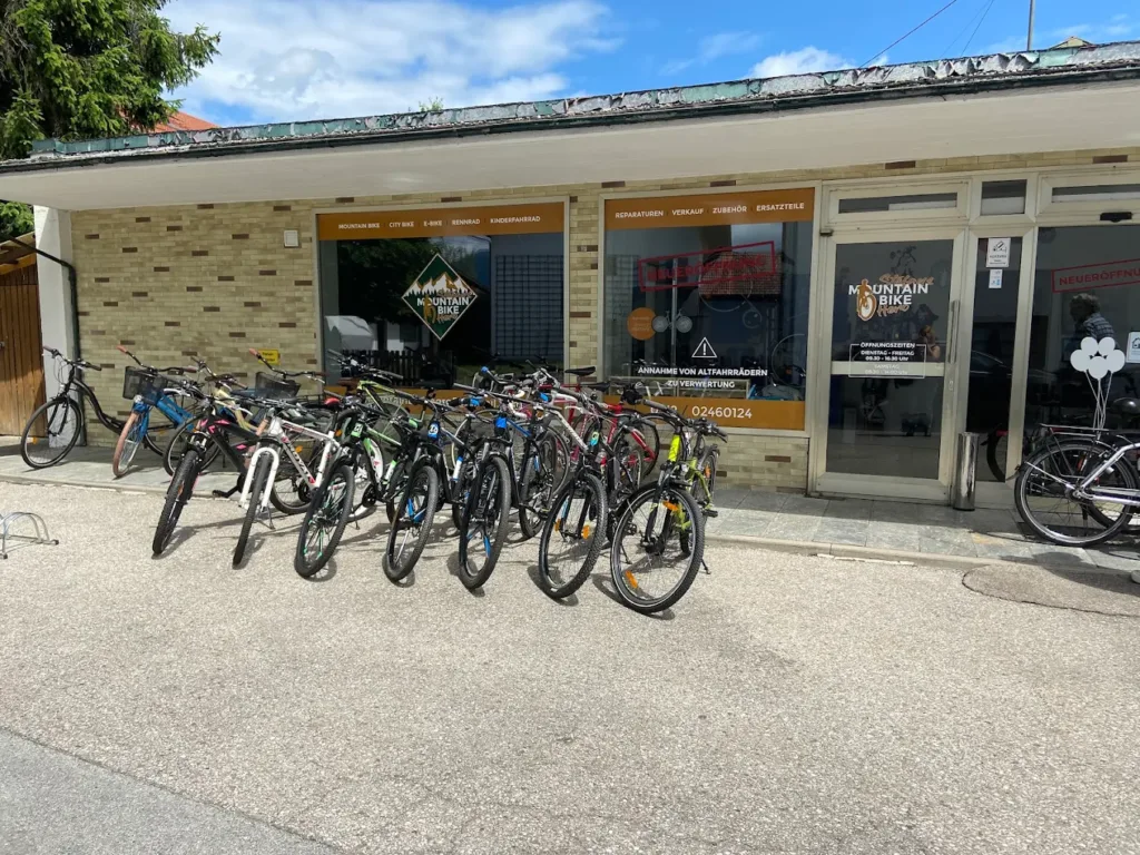 E-Bikes kaufen in Raubling - Ladenansicht von Mountainbikehero 5 mit E-Bike Ausstellung