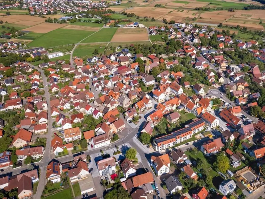 E-Bikes kaufen in Walddorfhäslach - Blick über die Gemeinde mit Häusern und Grünflächen