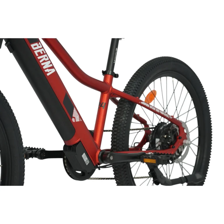 UrbanBiker Berna Kids E-Kinderfahrrad 24 Zoll E-Kinderfahrrad in Weinrot mit einer Reichweite bis zu 70 km, Nahaufnahme des Tretlagerbereichs und Unterrohrs