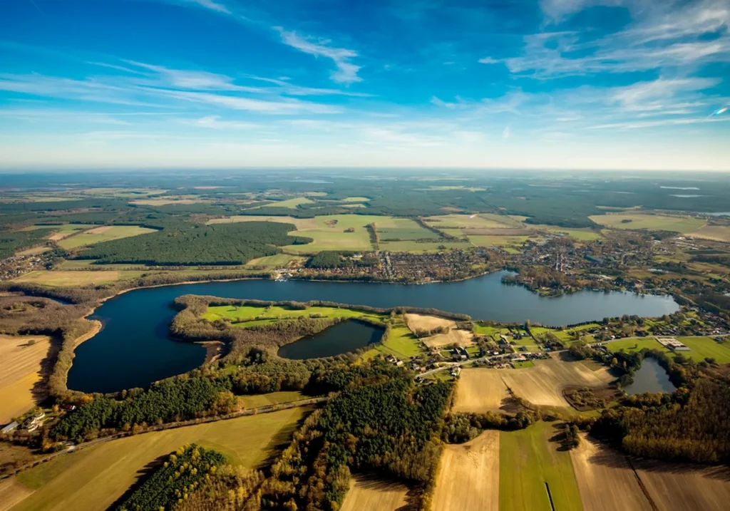E-Bikes kaufen in Mirow: Luftaufnahme der Stadt Mirow und des Mirower Sees inmitten der idyllischen Natur der Mecklenburgischen Seenplatte.