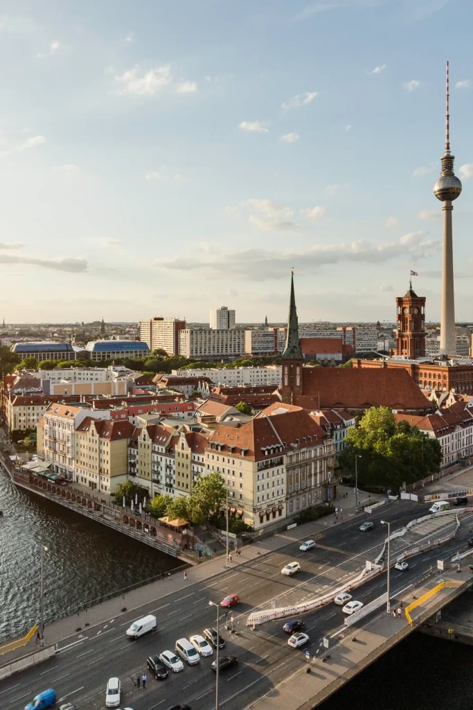 E-Bikes kaufen in Berlin-Kreuzberg: Luftbild der Berliner Innenstadt mit Spree, Nikolaikirche, Rotem Rathaus und dem Berliner Fernsehturm.