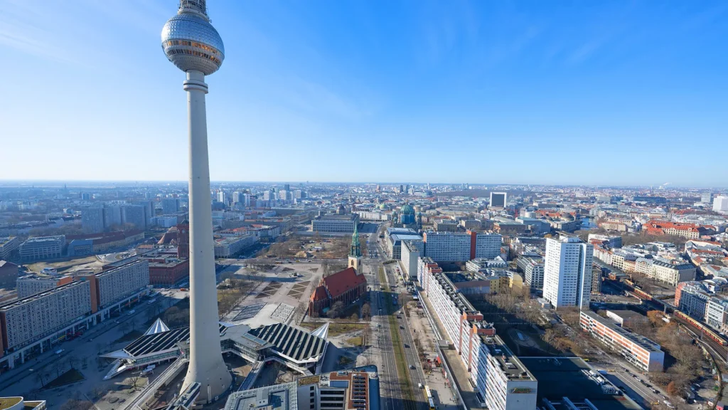 E-Bikes kaufen in Berlin-Prenzlauer Berg – duundich: Weite Luftaufnahme der Berliner City mit Blick auf den Fernsehturm am Alexanderplatz.