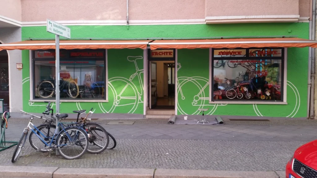 E-Bikes kaufen in Berlin-Prenzlauer Berg – duundich: Die grüne Ladenfront des Fahrradgeschäfts mit Schaufenstern, Fahrrädern davor und einer orangefarbenen Markise.