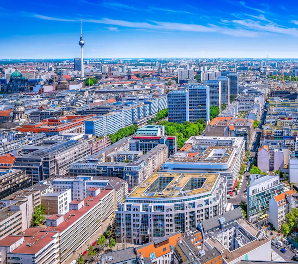 E-Bikes kaufen in Berlin – I bike Berlin: Luftaufnahme der Berliner Innenstadt mit dem Fernsehturm im Hintergrund.