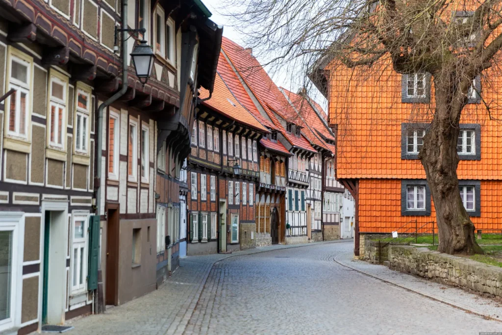E-Bikes kaufen in Hornburg: Eine historische gepflasterte Gasse in der Altstadt von Hornburg mit farbenfrohen und gut erhaltenen Fachwerkhäusern.