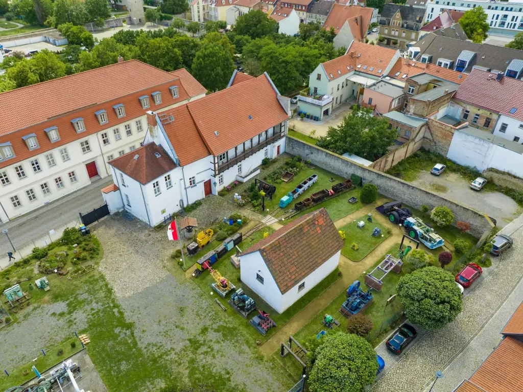 E-Bikes kaufen Staßfurt: Luftaufnahme des Stadt- und Bergbaumuseums mit seinen historischen Ausstellungsstücken im Außenbereich.