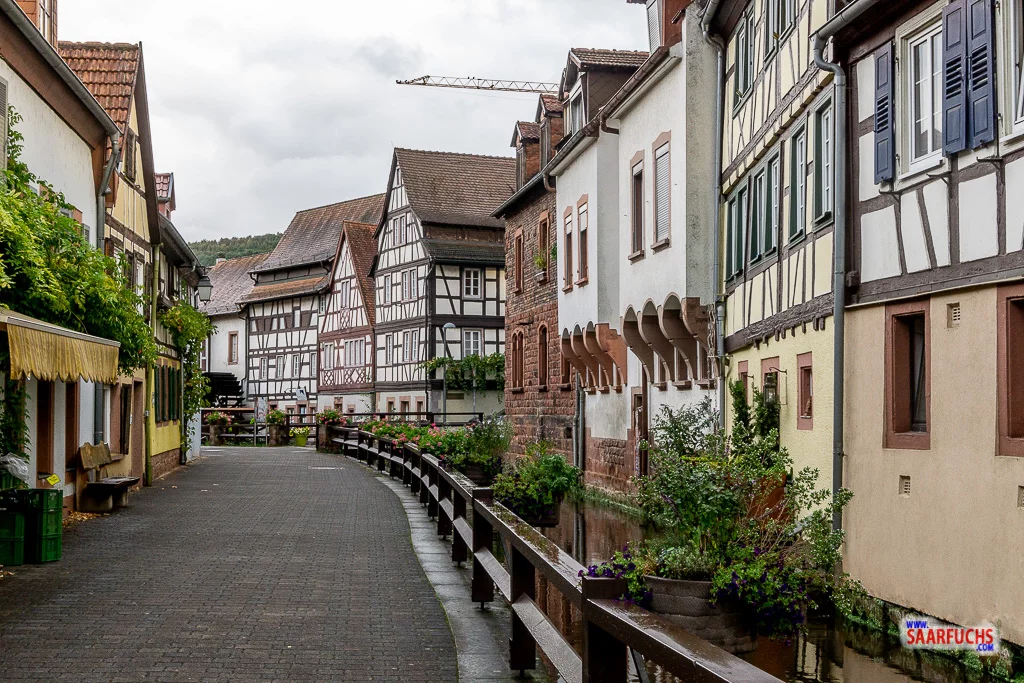 E-Bikes kaufen in Annweiler: Historische Fachwerkhäuser in der Wassergasse an der Queich laden zu einer entspannten Fahrradtour durch die historische Altstadt im Pfälzerwald ein.