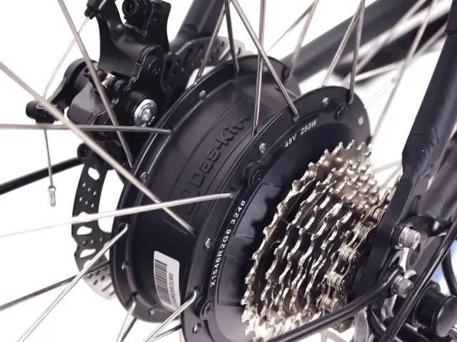 Detailansicht des Motors der Marke Das-Kit am NCM Venice Plus