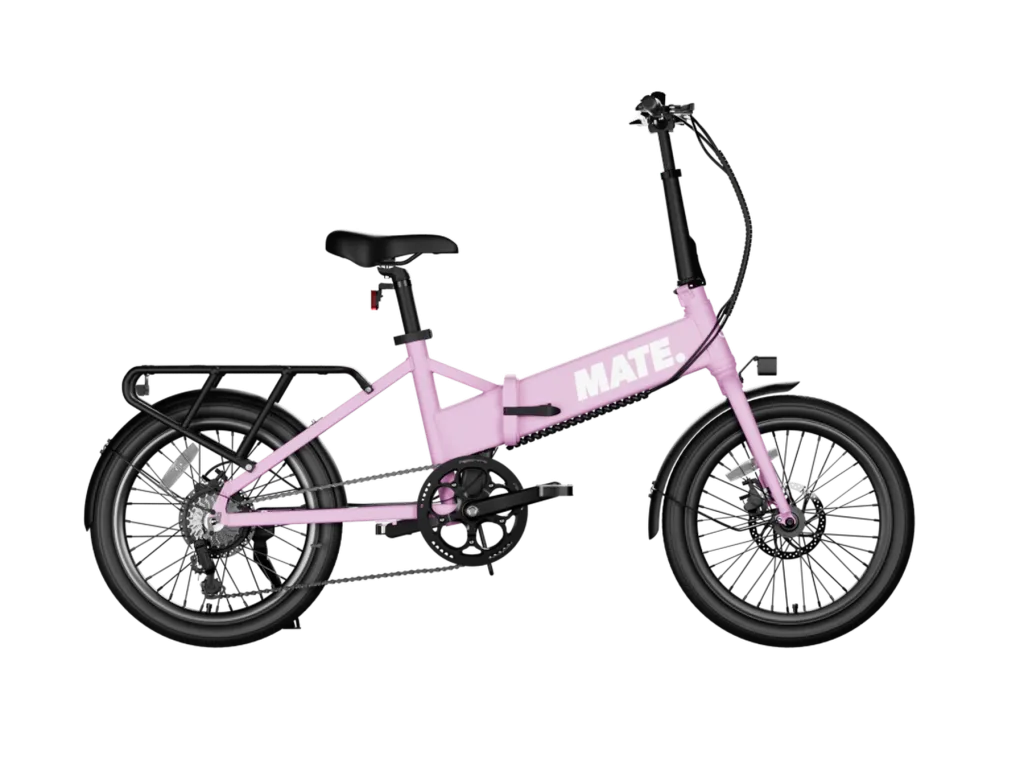 Ein Soft Bloom MATE Klapp-E-Bike mit Gepäckträger und schwarzen Reifen freigestellt auf weißem Hintergrund.